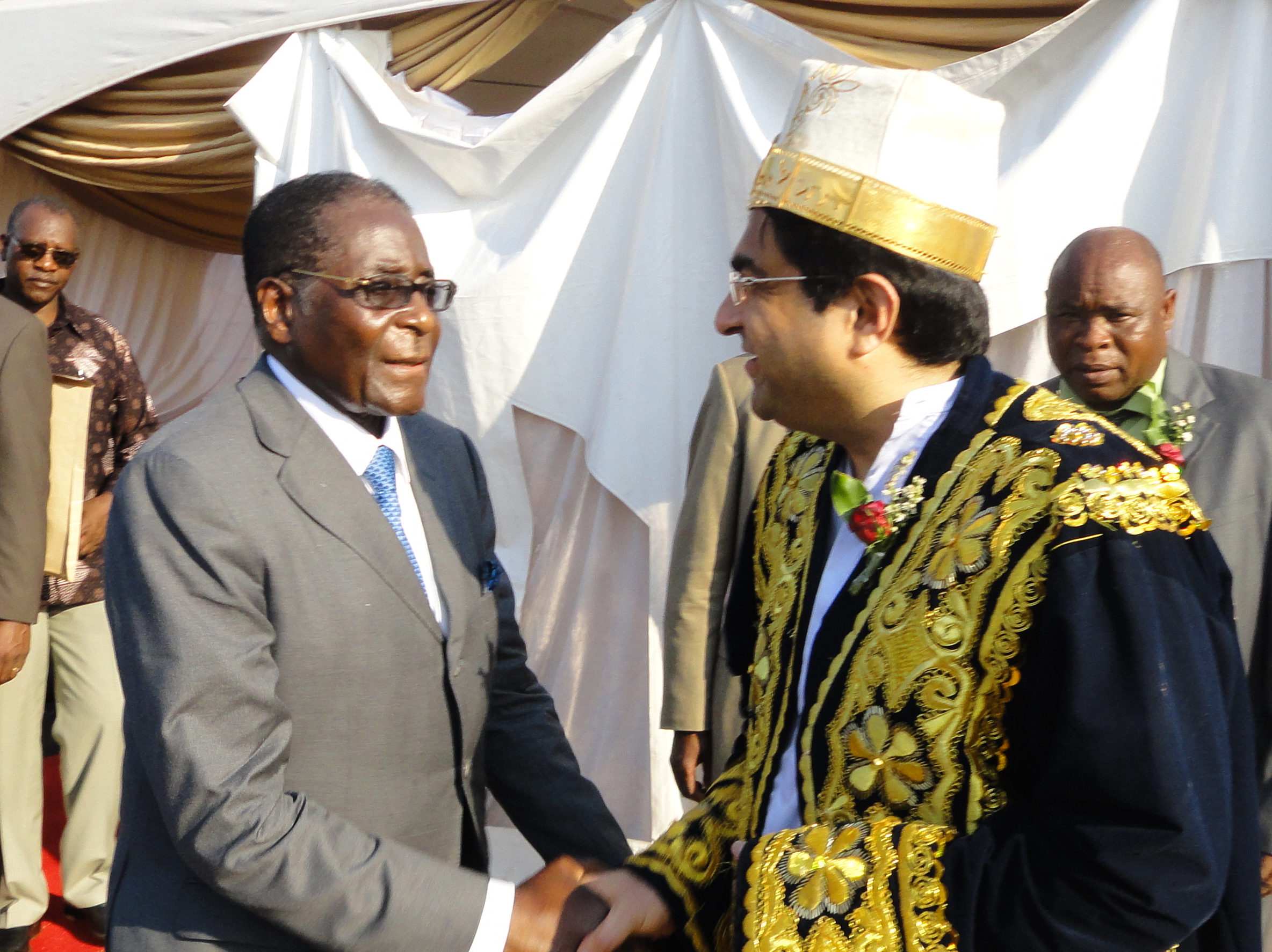 Kamlesh Pattni shaking the hand of Robert Mugabe